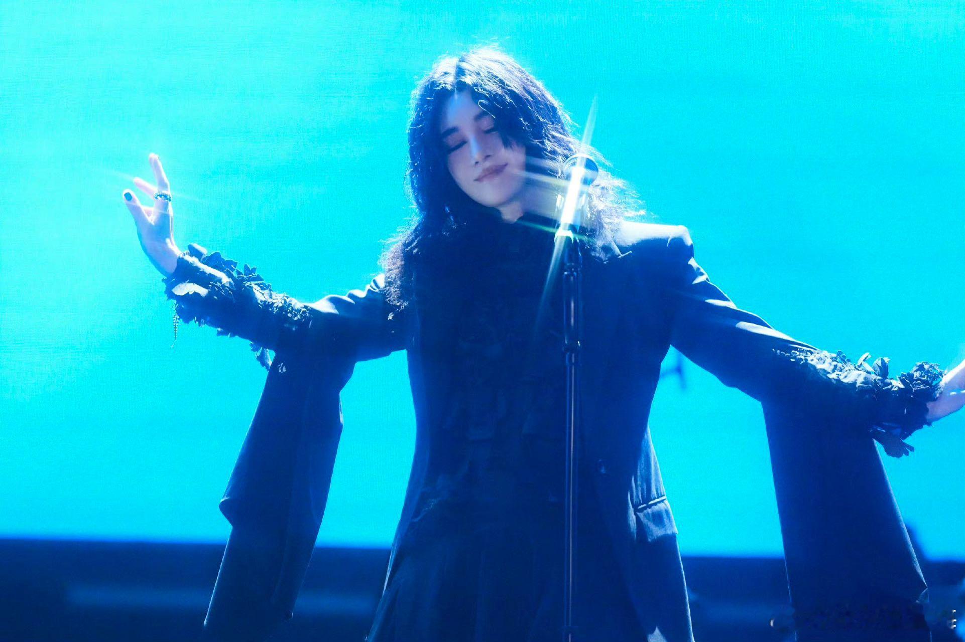 看见了吗？这就是暗夜女王的绝对领域！尚雯婕站在聚光灯下像在受刑，隐入阴影立刻法力