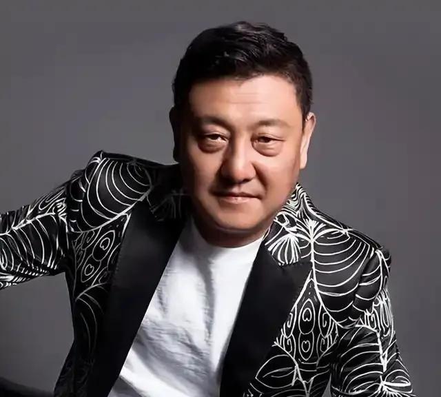 鲁豫说自己第一次和韩磊见面是在飞机上，只一面之交她就觉着韩磊是一个非常正直并且顾