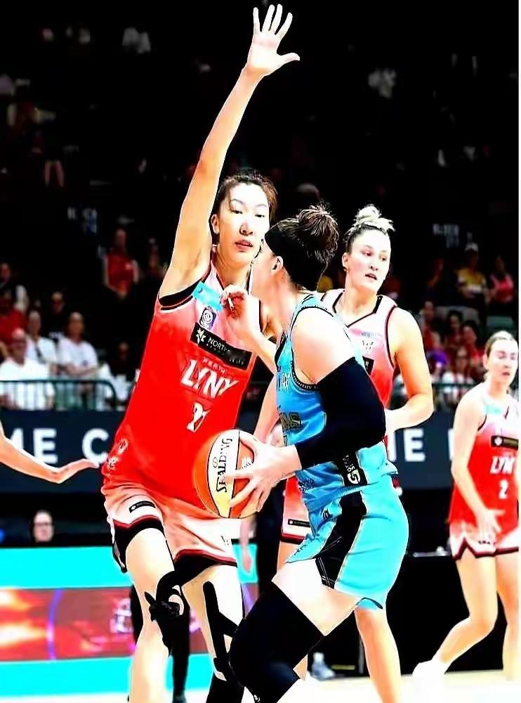 34年的冠军荒，被一个2米08的中国姑娘，在澳洲联赛给终结了。半决赛，一个人硬扛