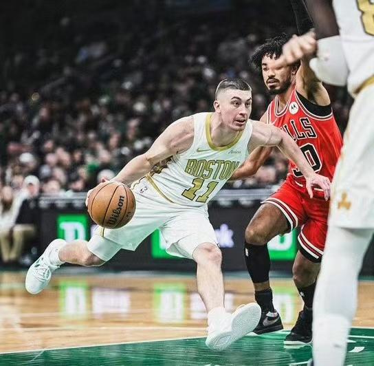 轻松擒牛回到东部第二！本场功臣不是布朗，也不是怀特，而是这二人站出来了！
塔图姆