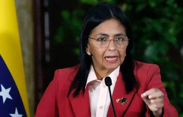 一天之变！在美国的马杜罗没想到，副总统只扛了一天，就带领全国人民投降了。1月4日