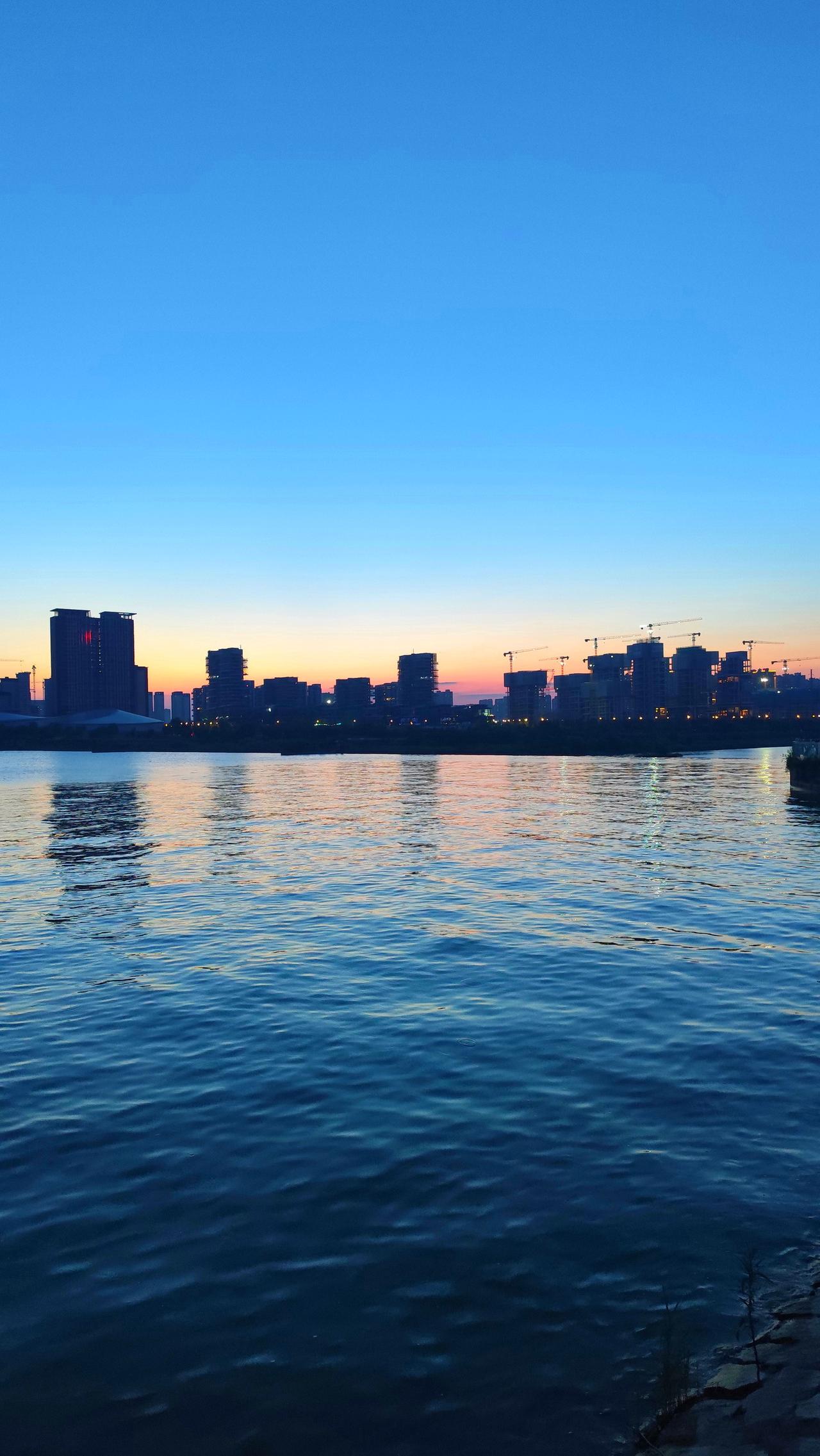 【夜晚的后海，是这座城市另一种模样】有人叫它“西安维多利亚港”，有人说是“长安黄