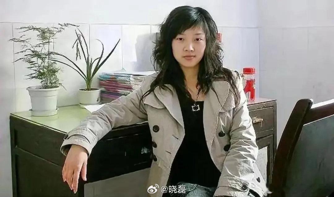 2008年汶川地震那天，有位老师叫向倩，才21岁。废墟下，她的身体被砸成了三截，