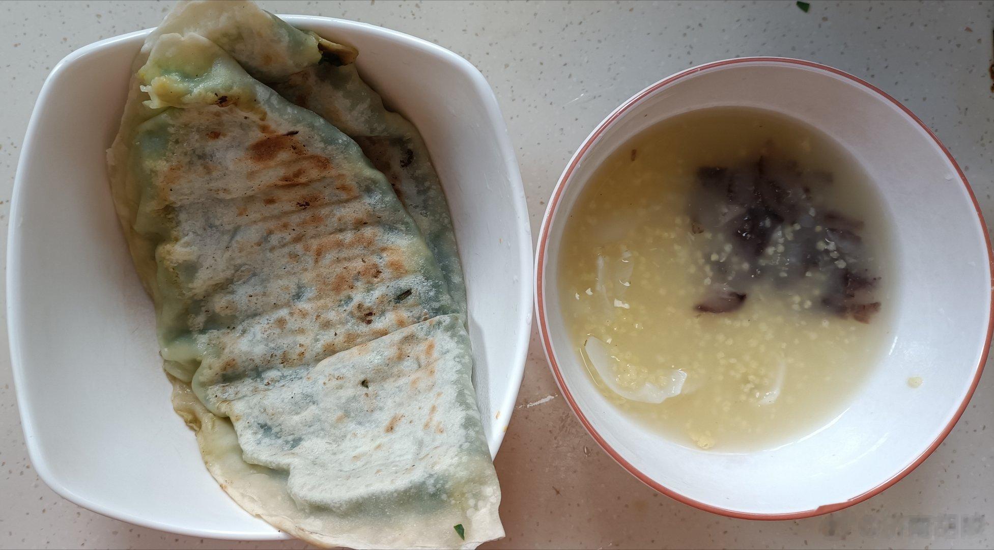 今天给老妈做了韭菜饼 ，她一生都爱吃韭菜，韭菜饼怎样才能比较柔软?要把面和的软一