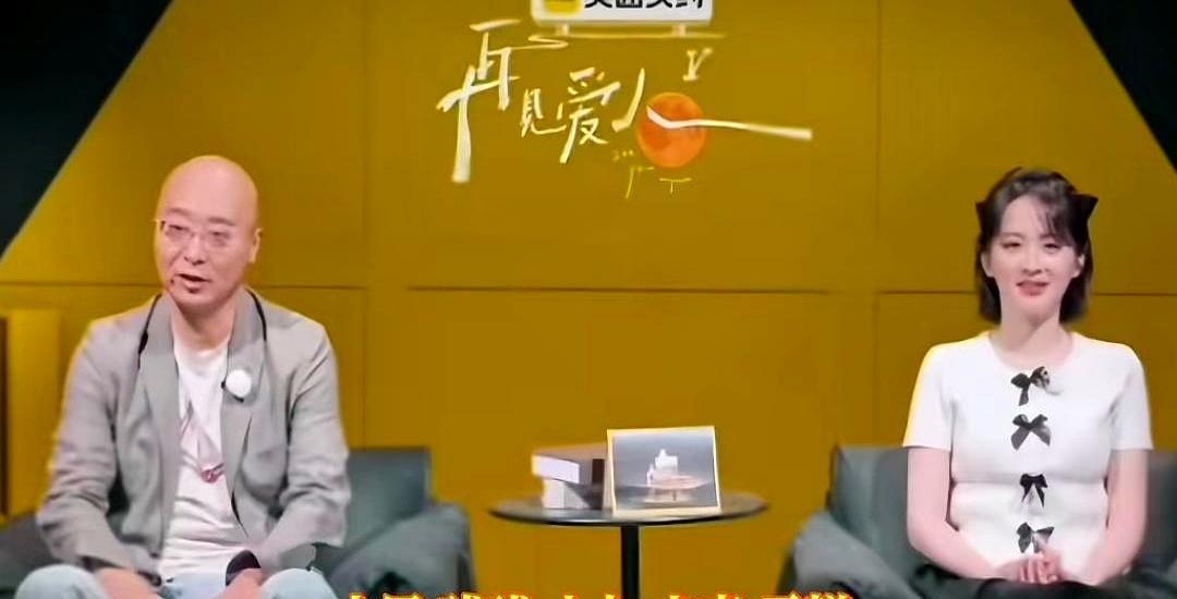狗还在，戒指没摘，话却少得像客服机器人。
她报狗名，他回“减10克粮”，连眼神都