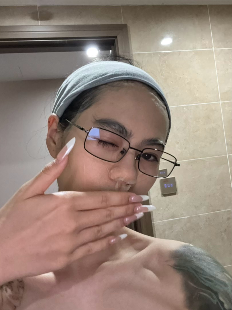 考完驾照黑了几个度 不过晒太阳挺舒服的 