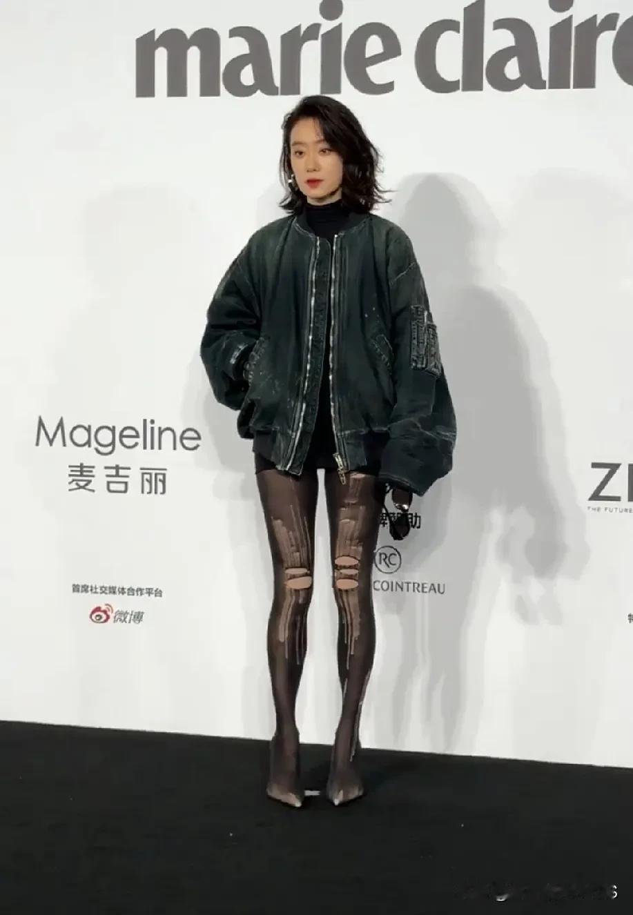 如果早知道这股潮流，我那些破袜子就留着了，我连个洞都不敢穿。果然，身材好穿啥都好