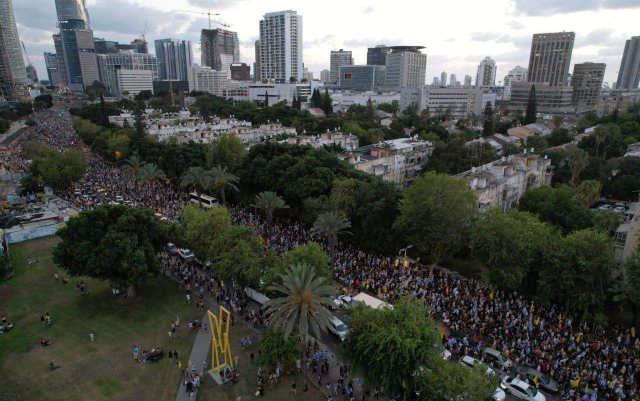 昨天，超过30万人在以色列特拉维夫举行了大规模集会，抗议以色列政府继续并扩大加沙