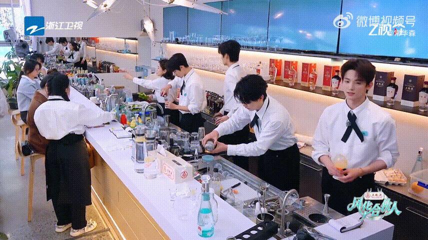 常华森做特调做一杯赔一杯i人调酒真的需要勇气，常华森紧张到全程小声说话，但调特调