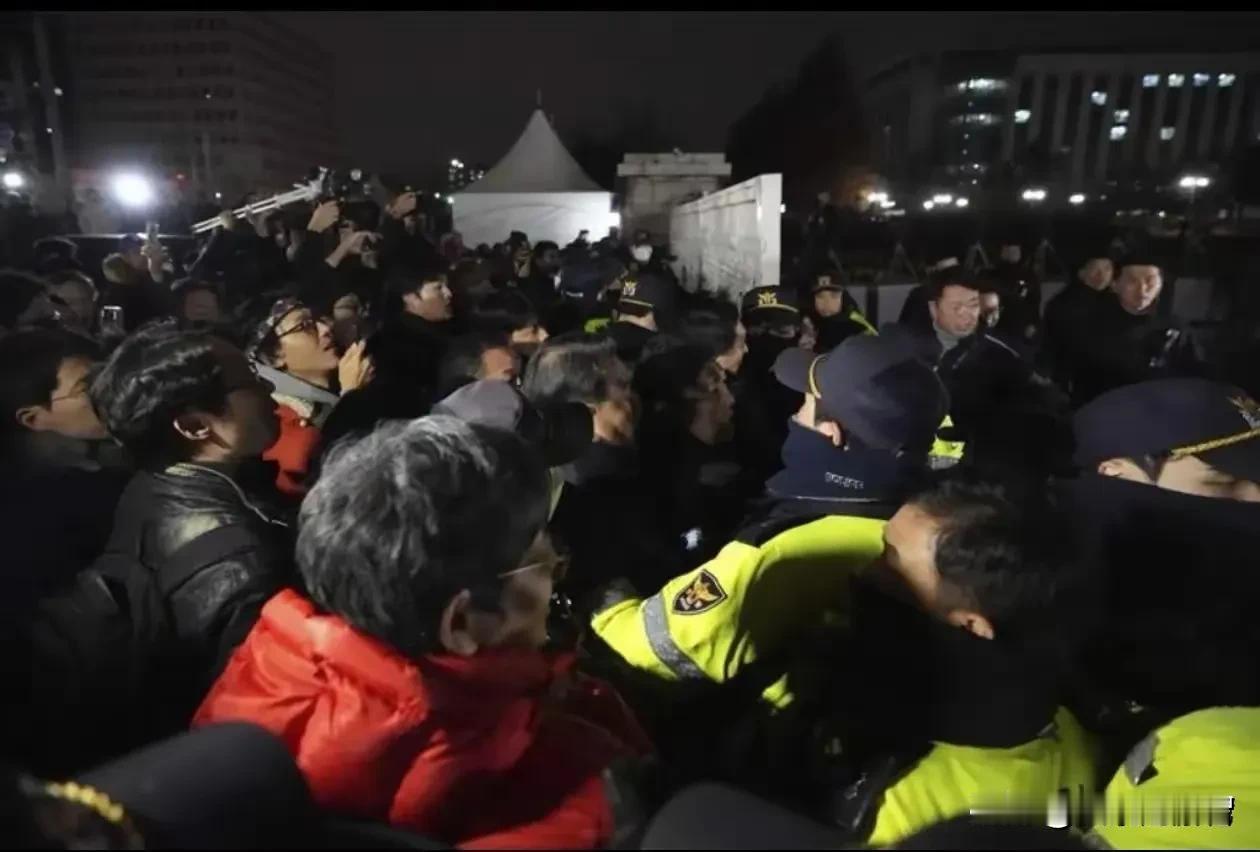 韩国军队进去国会，部分网站瘫痪？
12月3日晚韩国总统尹锡悦宣布紧急戒严令后，韩