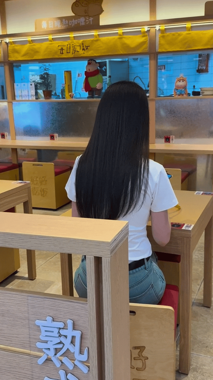 这种长发及腰的小姐姐越来越少了！