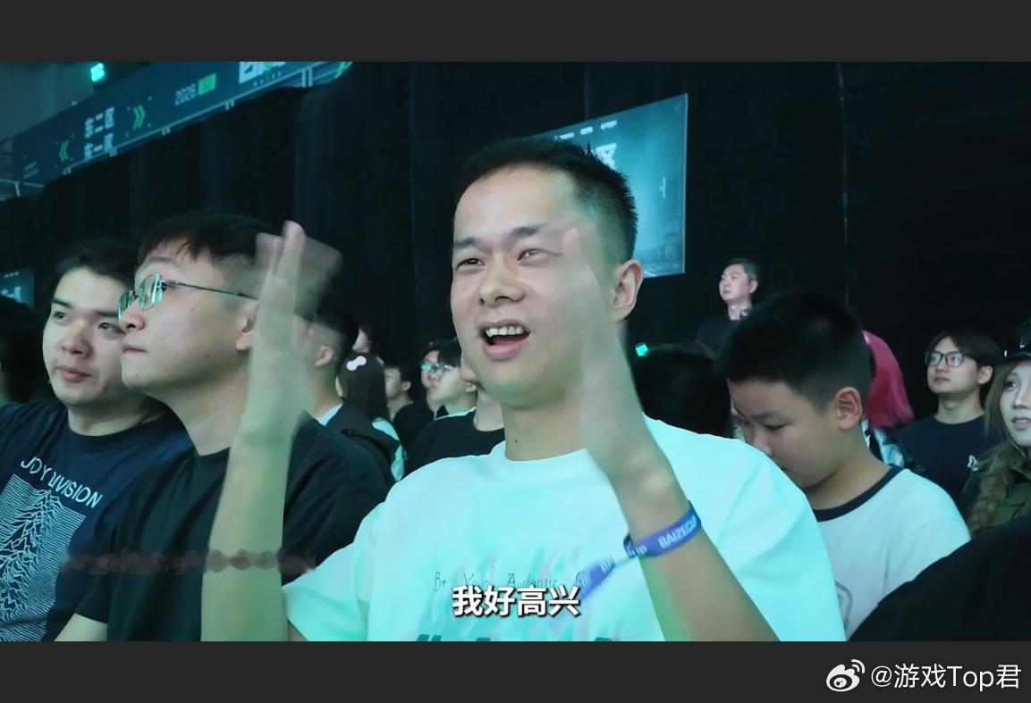 听障玩家如何玩FPS游戏我们习以为常的听声辨位，对于听障玩家阿松来说，却是遥不可