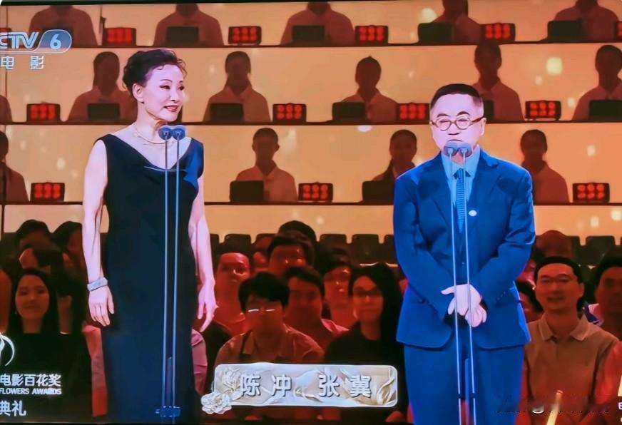 这么近，那么美，
六旬老太不忘本。
两年一度百花奖，
陈冲回国来捧场。
身居彼岸