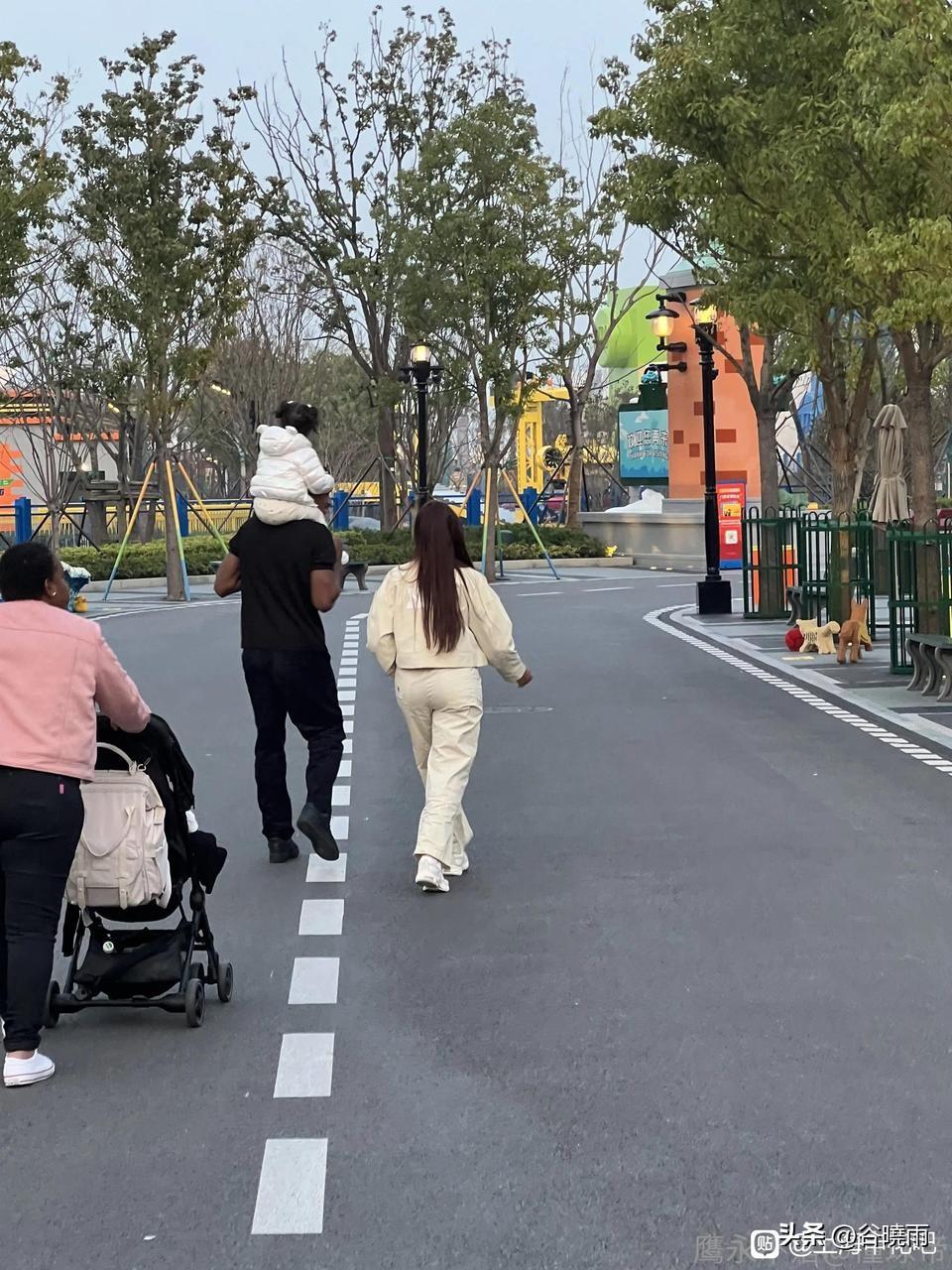 在京沪大战中受伤的上海申花外援米内罗没有回巴西，有球迷在上海在乐高乐园拍到他了，