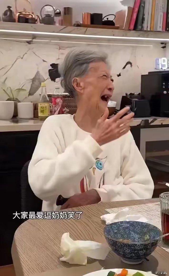 那个曾经看不起伊能静的前婆婆如今已经老成了这副模样 