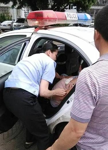 人民警察为人民!涪陵，一孕妇羊水破裂，丈夫心急却打不到车!被巡逻民警正巧碰上，结