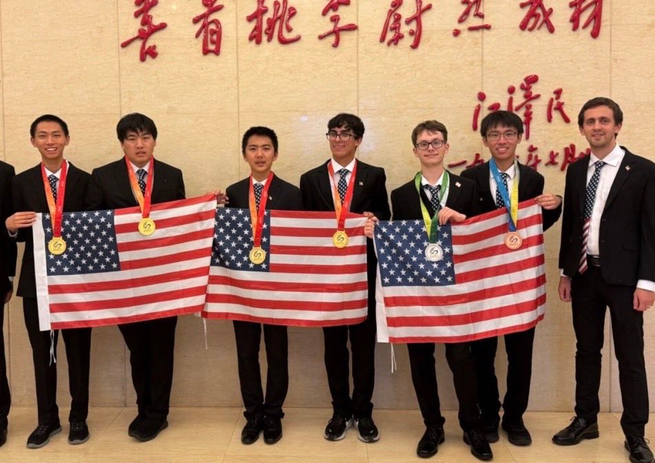 这次IMO是在上海中学办的合影背后还有他的诗：乐育菁英譬之树木，喜看桃李蔚然成材