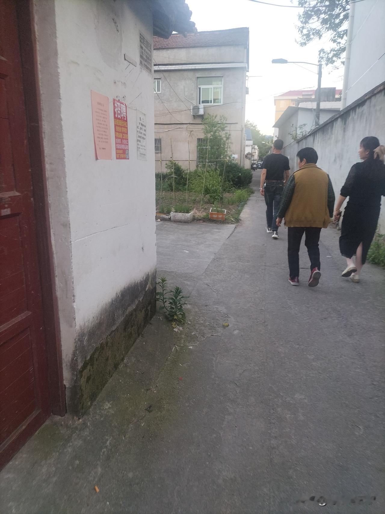 吃过晚饭，跟朋友一起跑步，每天晚上的乐趣