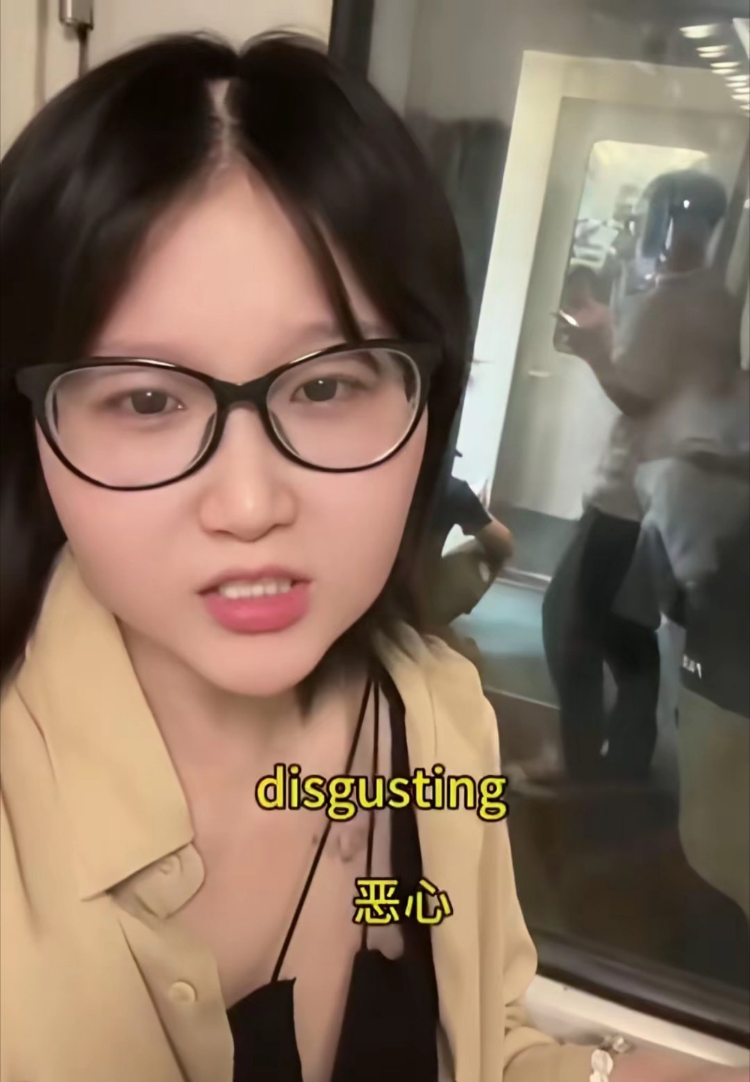 女子全程飙英语，举报有人在火车过道处抽烟。问题是，你在中国举报中国人抽烟，却全程