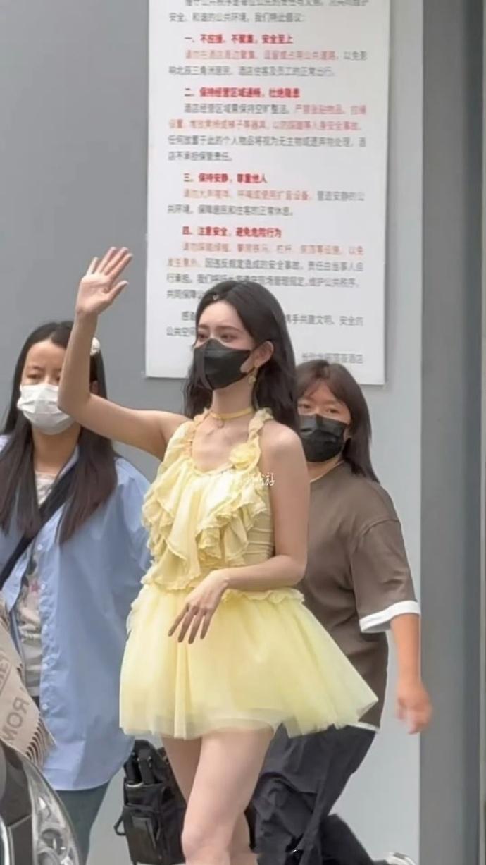 孟子义 hi6 上班身着黄色蓬蓬纱裙，阳光般的色彩与蓬松裙摆，轻松拿捏甜美氛围感
