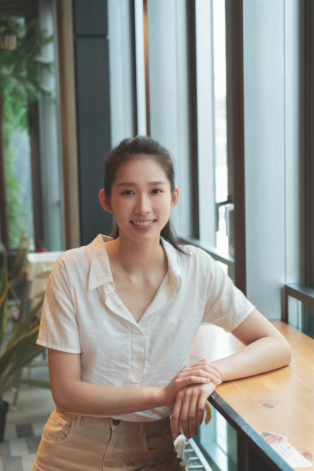 江旻憓，1994年出生，身高178cm。美国斯坦福大学学士，中国人民大学法硕，香