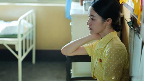 郭晓婷黄裙子造型 《纯真年代的爱情》里方穆静的黄裙是温柔的美，郭晓婷戏外的黄裙造