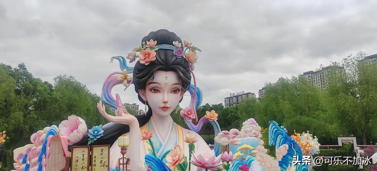 哈尔滨藏了个神仙打卡点，劳动公园这座巨型百花仙子花灯也太惊艳了吧！

眉眼精致婉