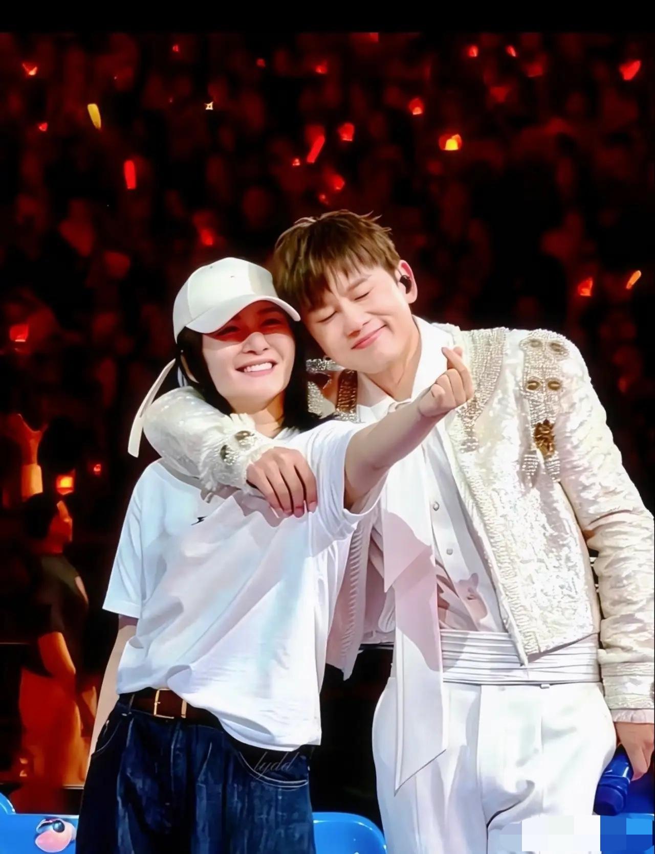 大家发现没有，
张杰开个演唱会，
最忙的那个人不是张杰，也不是团队，而是他的妻子