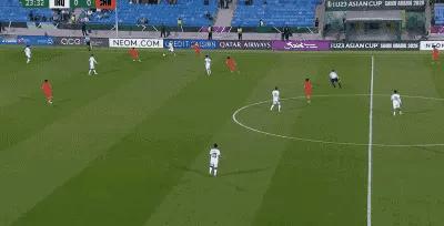 拜合拉木传球啥水平？这么大空档，愣是被拦截了，到底是他脚法差呢，还是人伊朗防的好