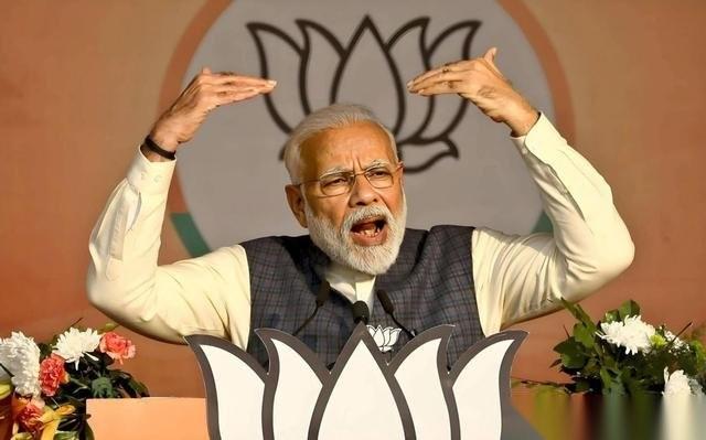 印度这回真是搬起石头砸了自己的脚。据媒体报道，为了换美国取消惩罚性关税，印度2月