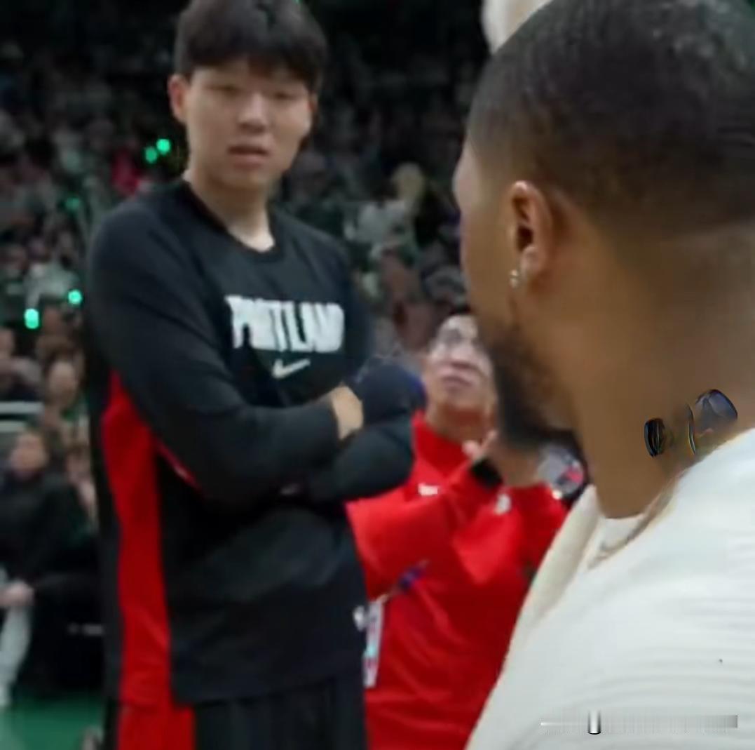 看杨瀚森这行为显得特别格格不入
就单凭这一点他就无法立足开拓者
人家大屏幕播放致