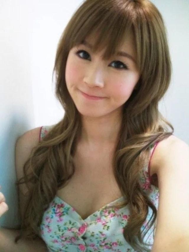 傅宝谊原名：傅颖，当年以女子组合Cookies出道，早年凭借邻家女孩的清新形象踏