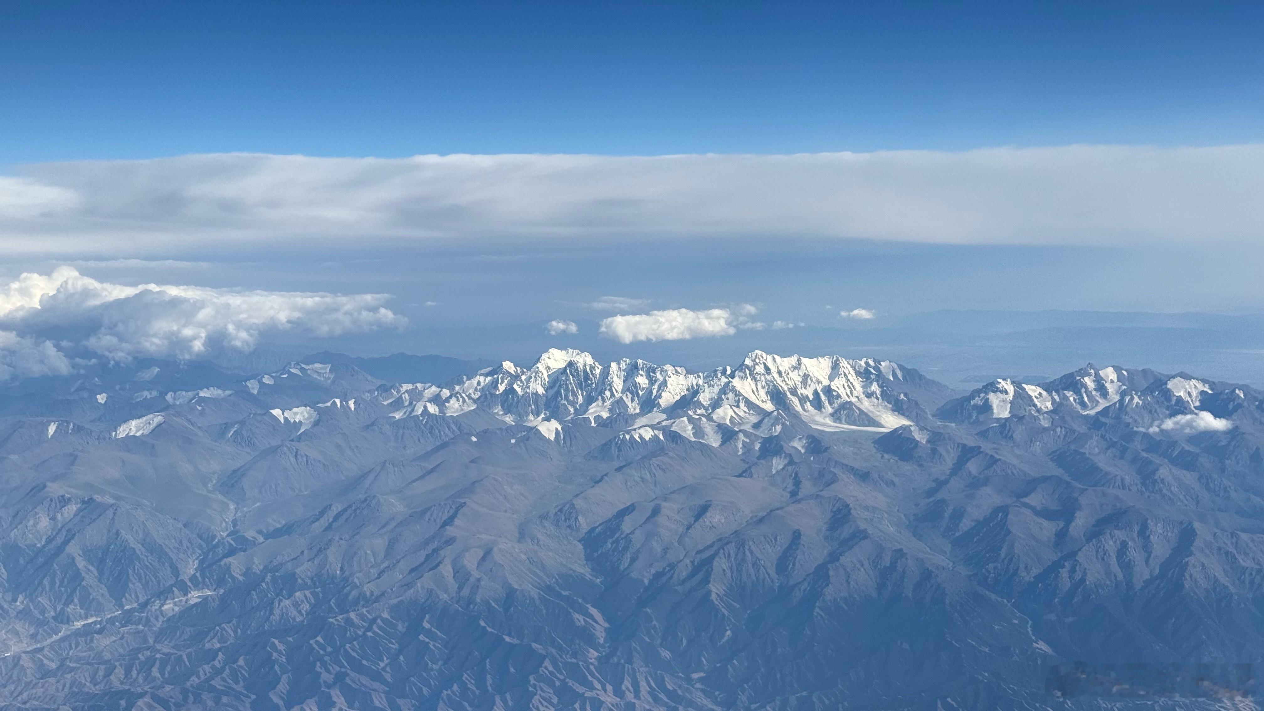 天地辽阔，雪山巍峨。 