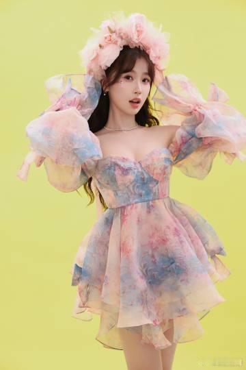 #虞书欣糖果色公主裙##虞书欣AI腰身比#虞书欣的糖果裙，甜在骨子里。完美腰身比