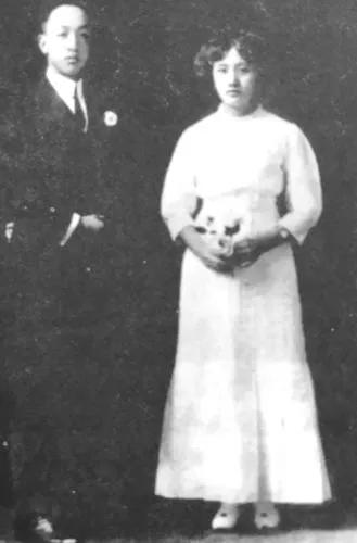 1925年，连生4女的董竹君，为圆丈夫儿子梦，冒死怀第5胎。她肚大肥圆，爱吃辣椒