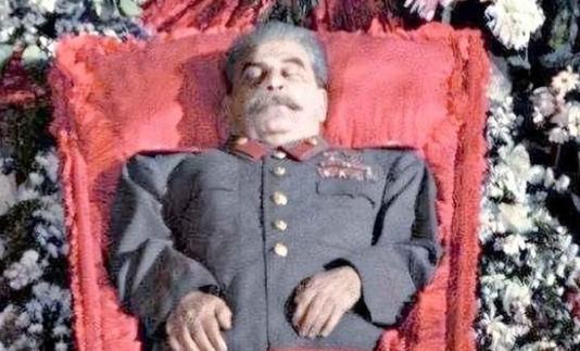 1961年，斯大林坟墓被挖开，军官们将其从水晶棺中抬了出来， 亲手剪掉他军服上所