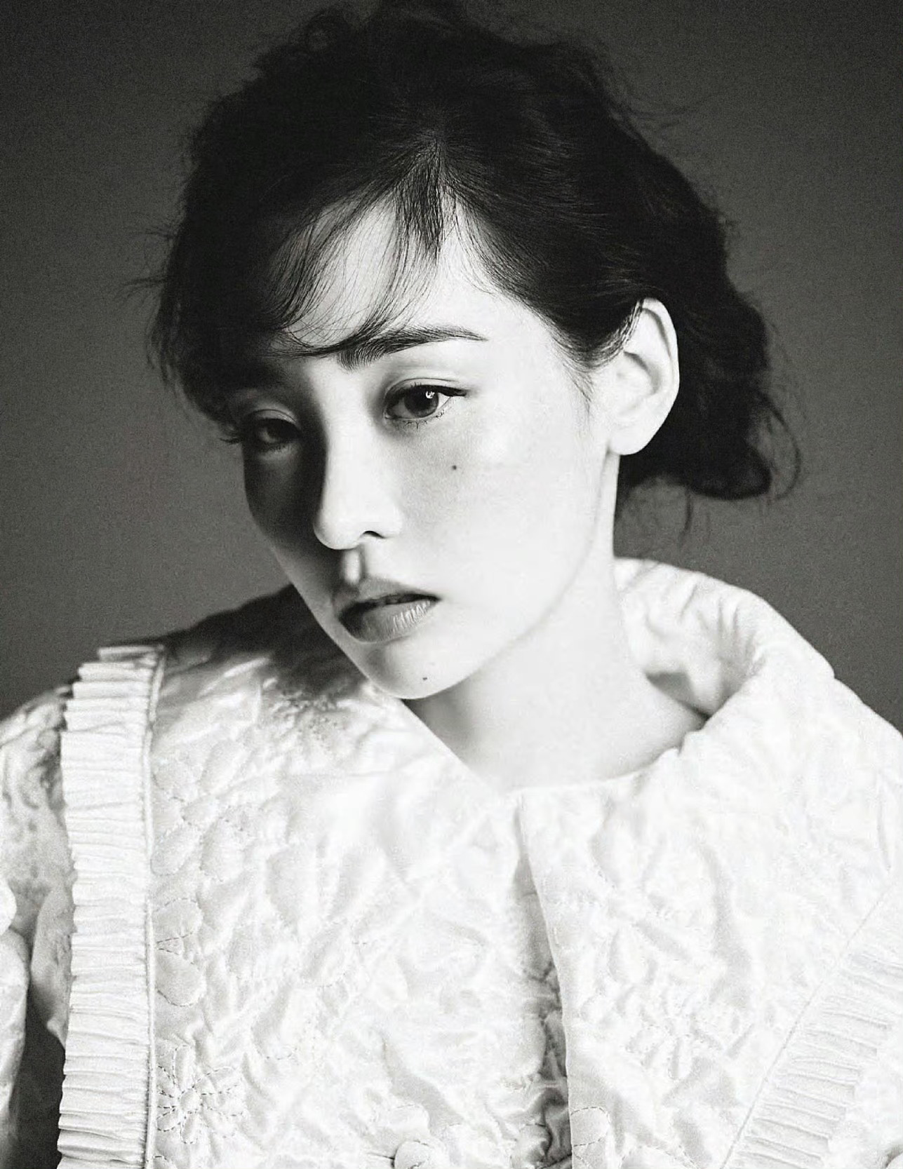 金敏荷 ELLE Korea 瘦超多最近在跑路演<单一幻国>后面还有韩版<我们一