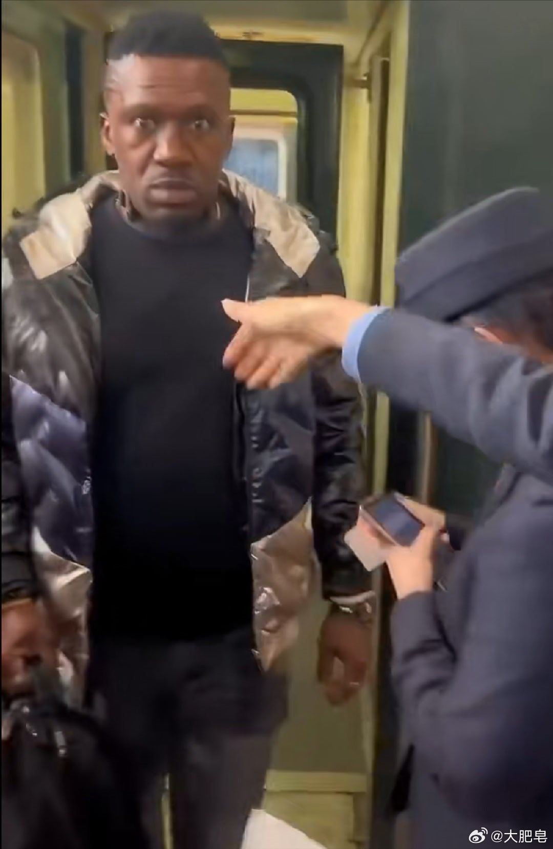 外籍男子上车插队被拽下车 这种人不管他什么人，插队就是没素质的表现。拉下来就对了