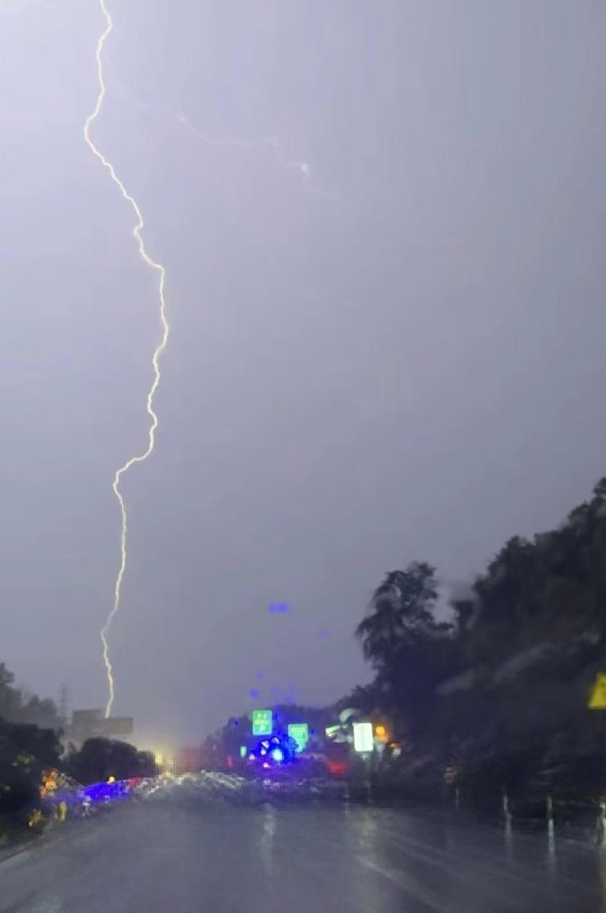 大到暴雨马上到长沙了真的来了，下了一晚上，闪电，打雷。都没有睡好，昨天晚上在长沙