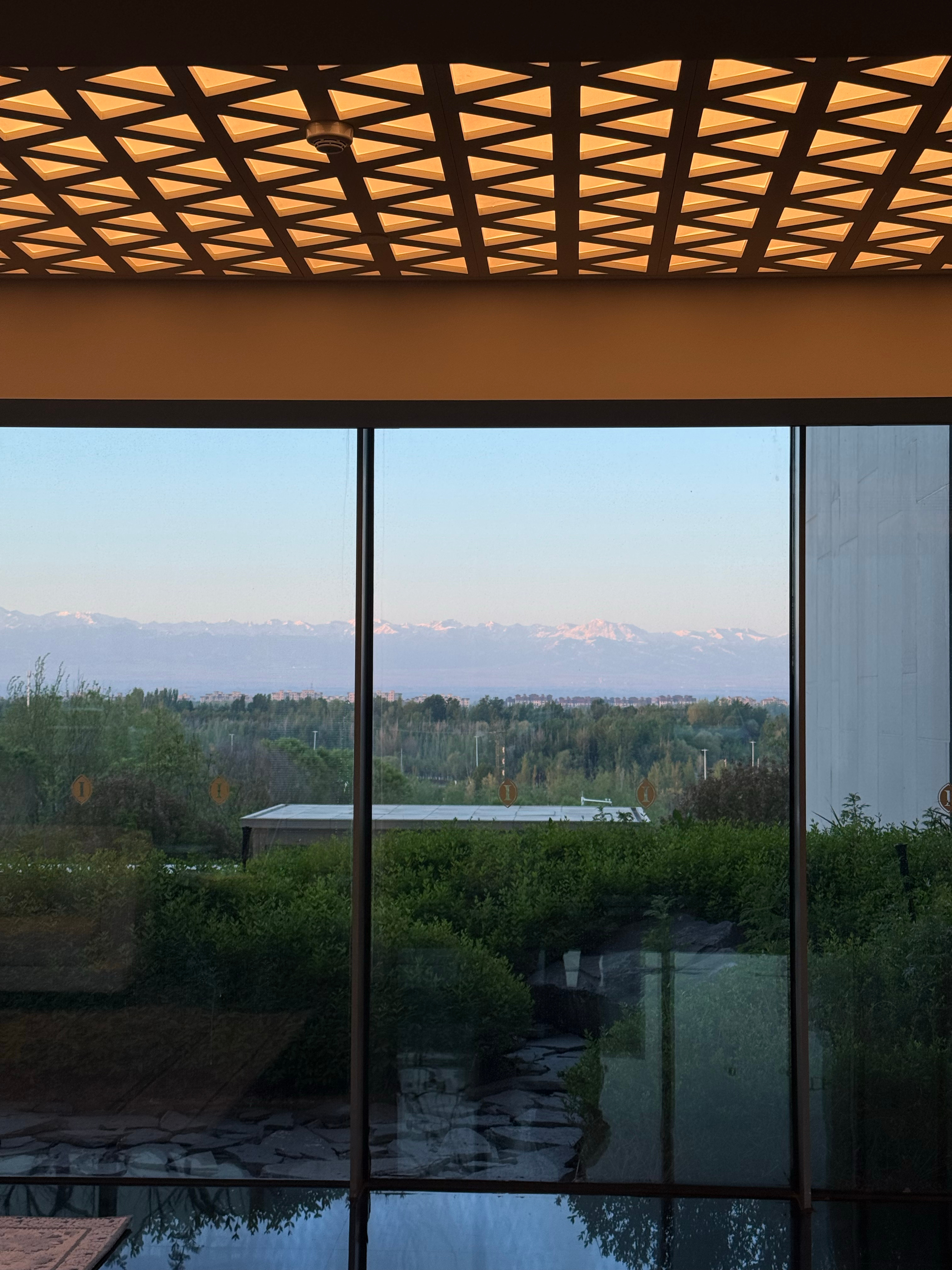 有没有哪位地理好的朋友知道这是哪座山脉 伊宁市