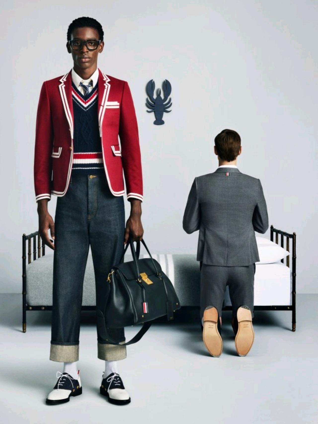 Thom Browne 2026秋冬男装系列对面料进行专属定制与全新演绎，材质质