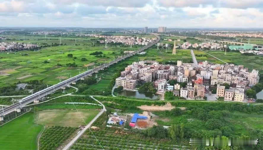 吴川火车站附近，穿行在鉴江平原上的江湛铁路。这条铁路对吴川的意义是重大的，他是吴