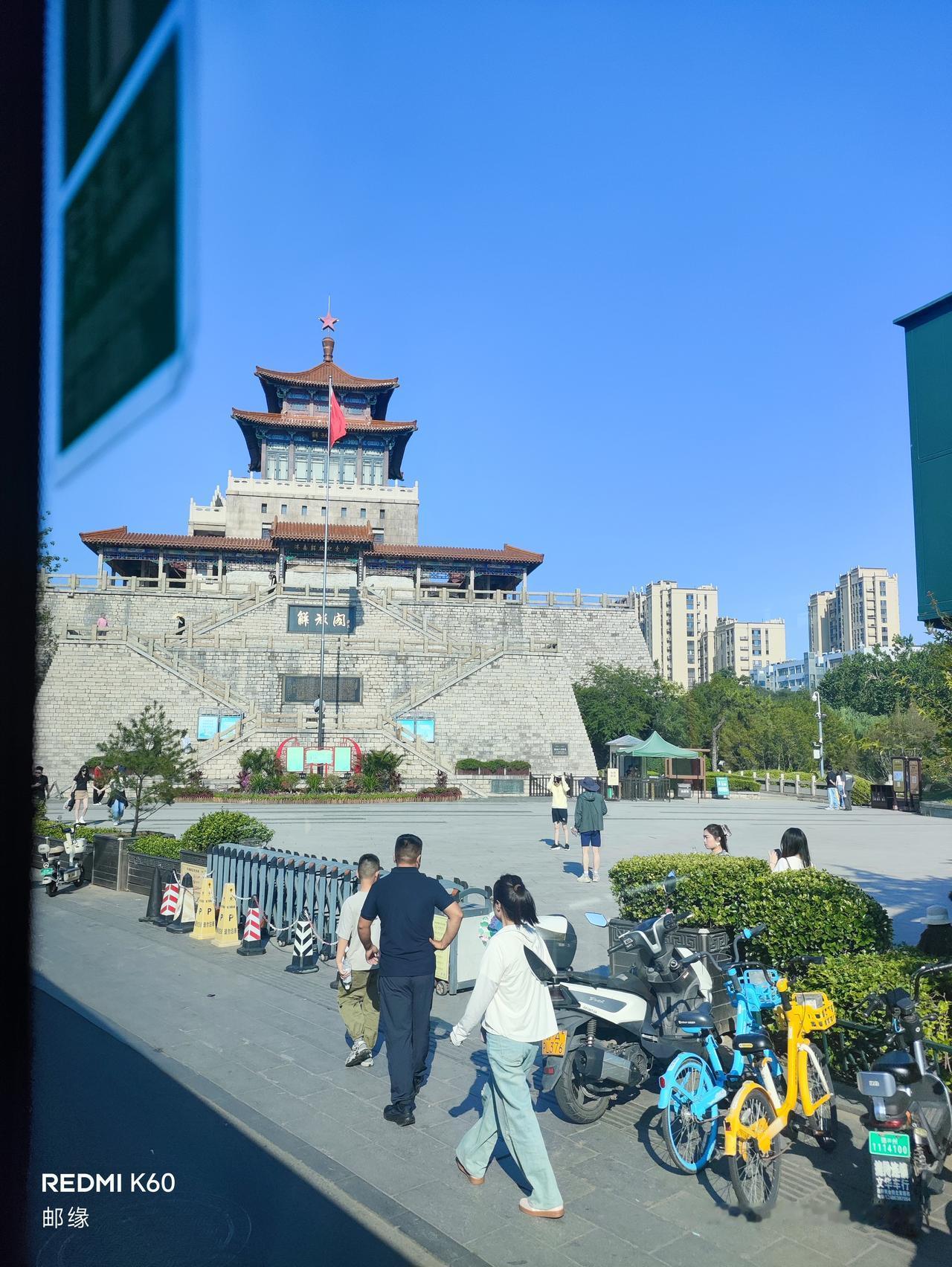 济南的解放阁、泉城广场、绿地中心，都是这座城市的标志性存在。
解放阁是历史的见证
