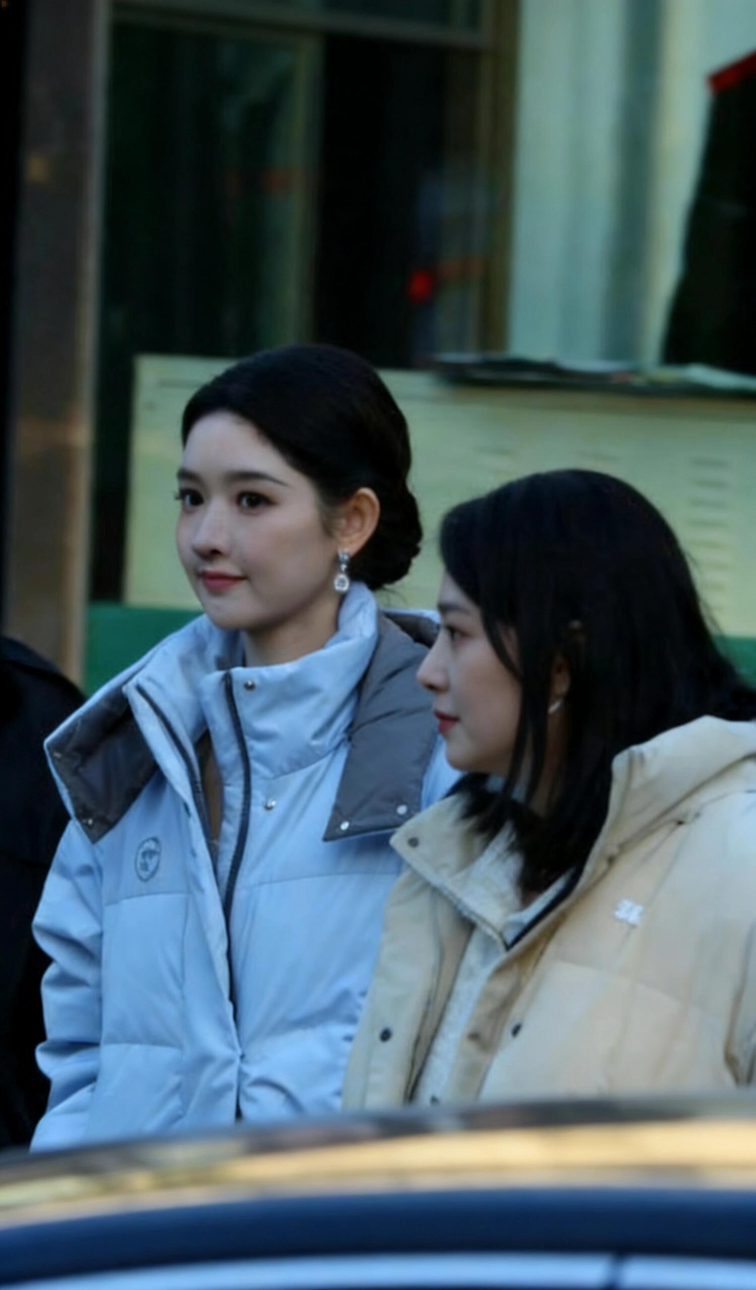 王玉雯春晚路透缎面长裙好仙 王玉雯春晚彩排路透太惊艳！粉色缎面长裙衬得她清冷又温