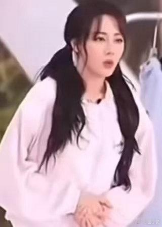 迪丽热巴直播捂肚强忍疼痛迪丽热巴直播时突发腹部不适，却全程强忍。镜头前依旧笑容从