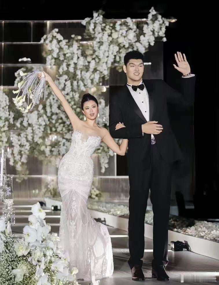新婚快乐！山西男篮中锋刘传兴圆满举办婚礼，新娘看着也好高啊 ​​​