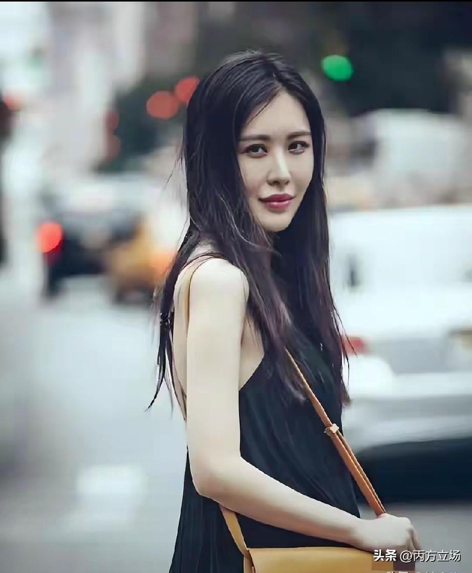 田朴珺到底有啥魅力，能把王石迷住？
第一，她太会给情绪价值了。
王石75岁去参加