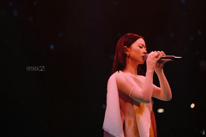 单依纯演唱会 单依纯的弱混声真的是教科书级别！那种细腻又充满颗粒感的声音，把每一