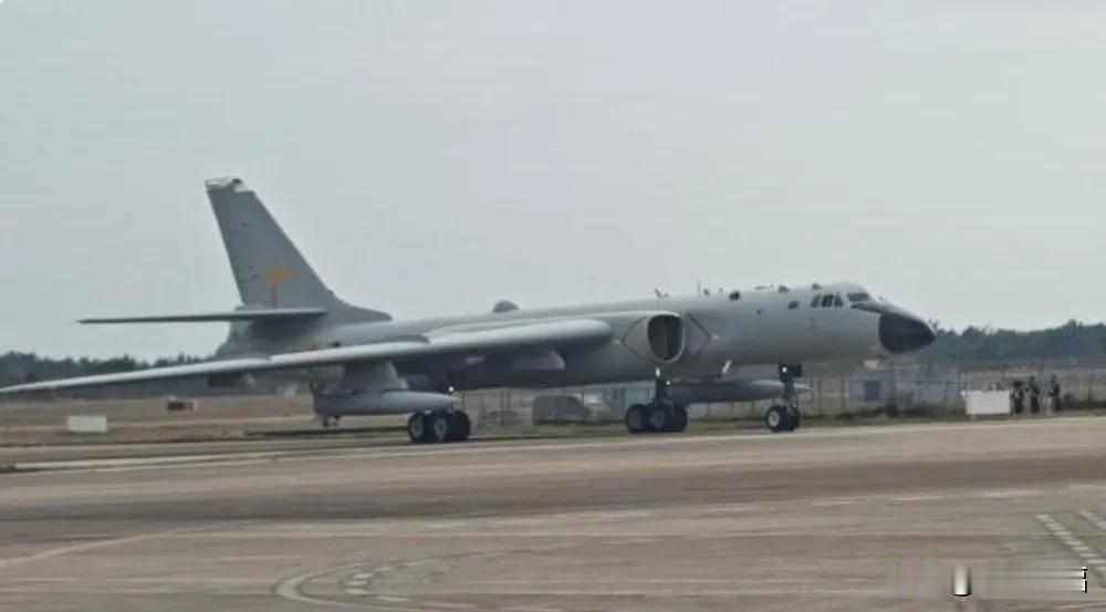 空中美男子，谁与争锋！！！
轰-6k抵达珠海金湾机场，参加第十五届中国航展。轰-