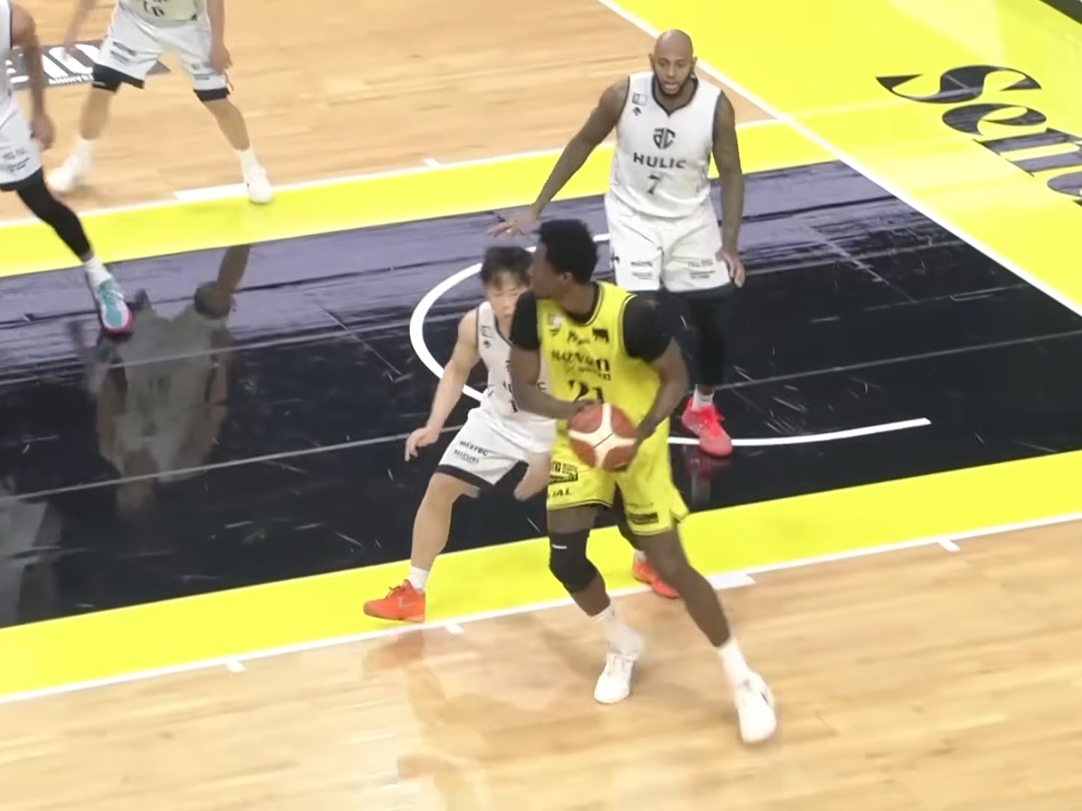 他们碰面了沙约克和图雷今日在日本B1联赛相遇两位都是在上个赛季先后效力辽宁队的球